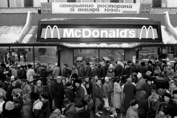 35 лет назад открылся первый «Макдоналдс» в Москве. Вспоминаем, как это было