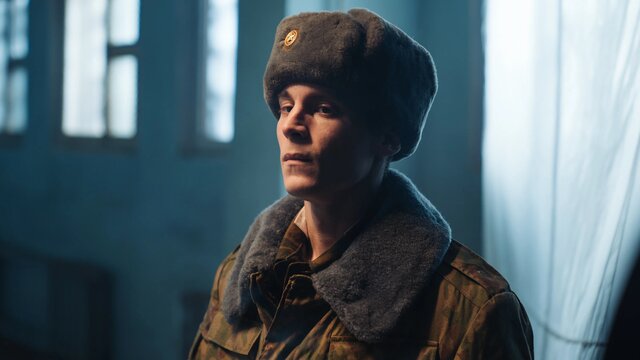 «Очень здравый, правильный взгляд на 1990-е»: прочитайте рецензию кинокритика на сериал «Аутсорс»