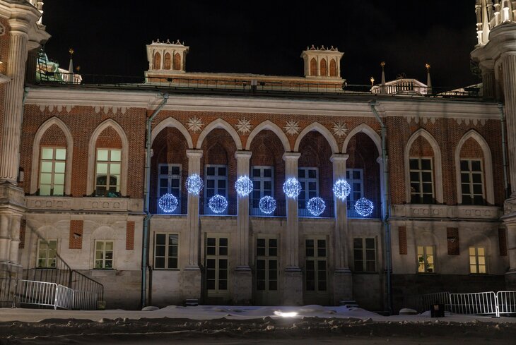 Розовых пряников, шишек золотых! Посмотрите, какие нарядные елки появились в парках Москвы