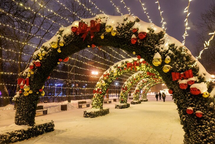 Розовых пряников, шишек золотых! Посмотрите, какие нарядные елки появились в парках Москвы