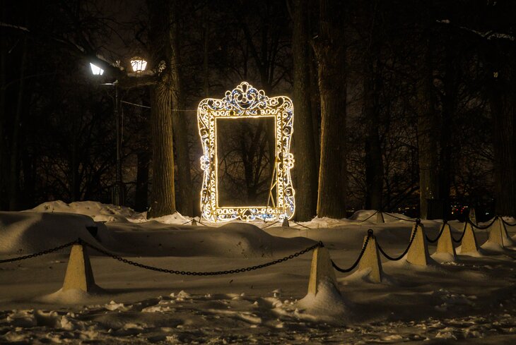 Розовых пряников, шишек золотых! Посмотрите, какие нарядные елки появились в парках Москвы