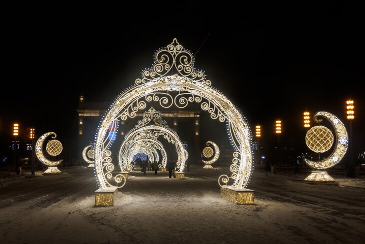 Розовых пряников, шишек золотых! Посмотрите, какие нарядные елки появились в парках Москвы