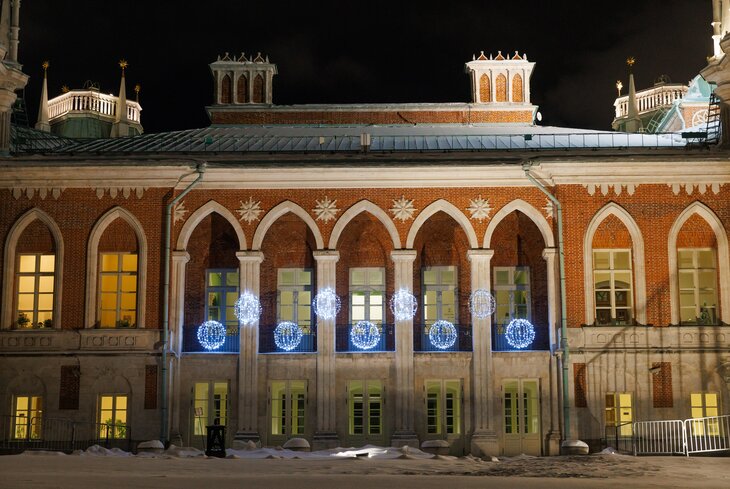 Розовых пряников, шишек золотых! Посмотрите, какие нарядные елки появились в парках Москвы