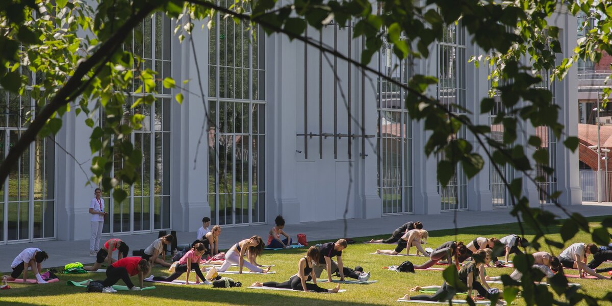 Тренировки на свежем воздухе: 5 мест для занятий спортом в арт-кластерах и музеях