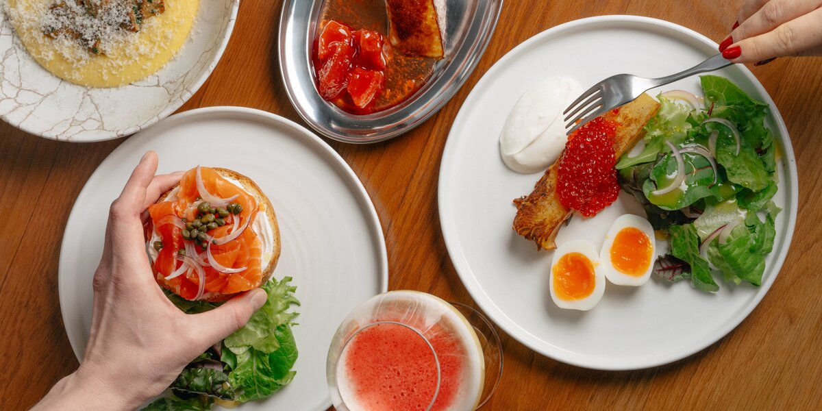 Запеканка-брюле и каша с печеным виноградом: топ новых завтраков в ресторанах Москвы