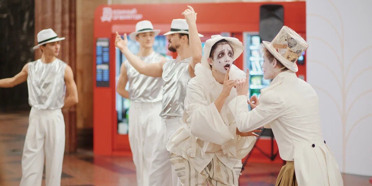 «Золотая маска» провела концерт на станции метро «Курская»