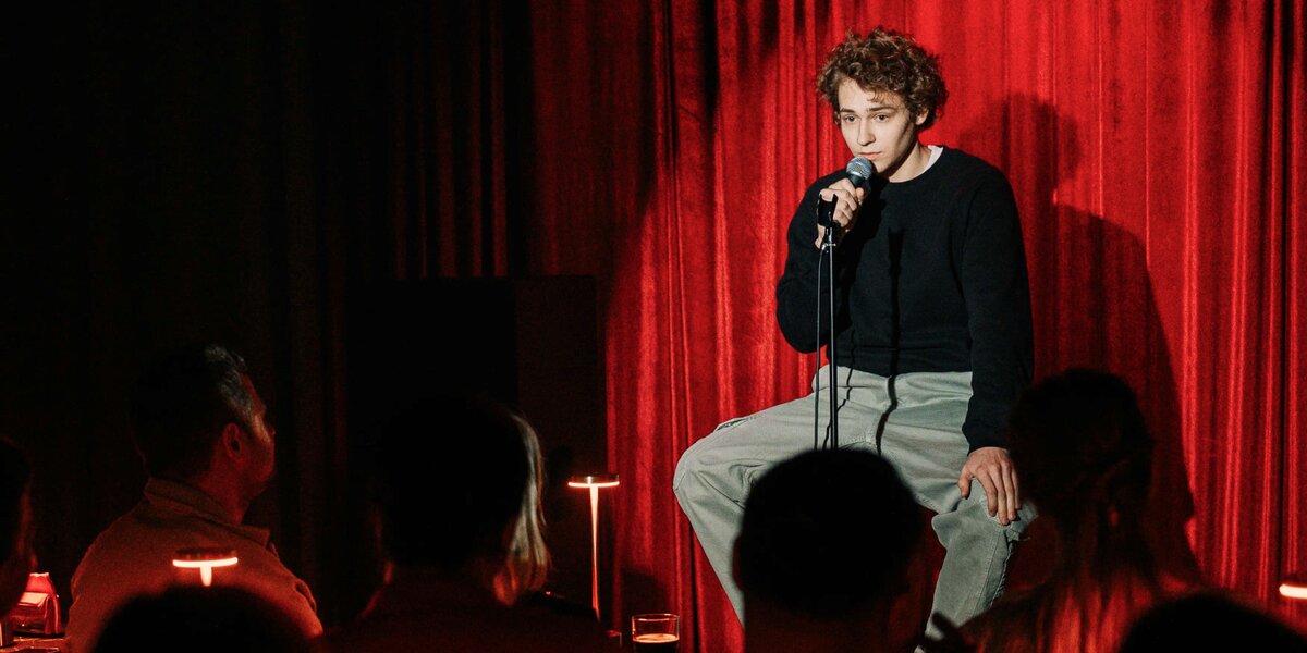 Пошути, а я посмеюсь: почему мы смотрим сериалы про стендап?