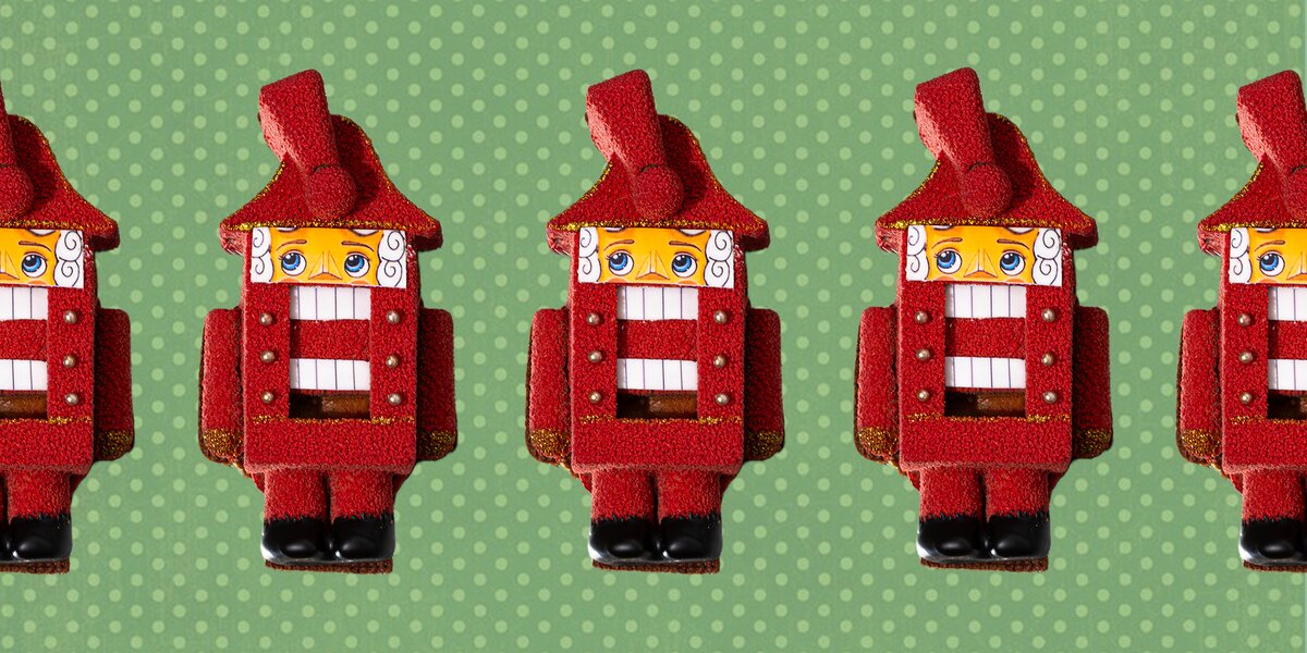 Щелкунчики, Деды Морозы и красные лошади: 10 новогодних десертов из московских ресторанов