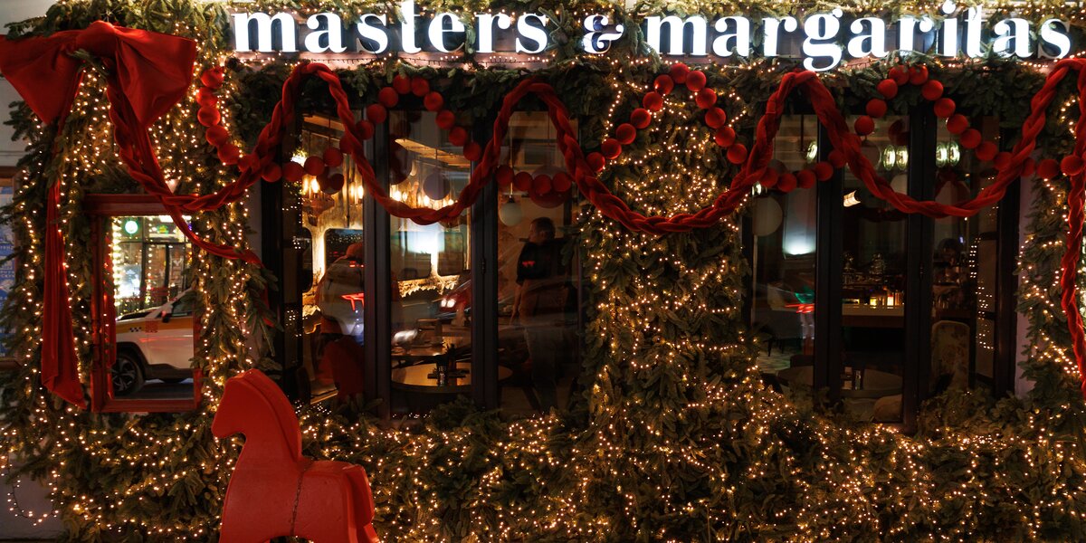 Праздник на пороге! Посмотрите, как украсили фасады ресторанов Москвы