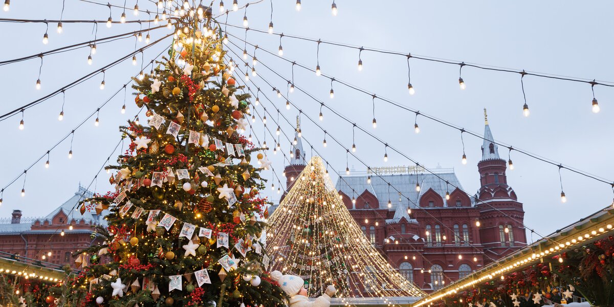 Новогодняя Москва: посмотрите, как украсили улицы города шарами, огнями и цветами