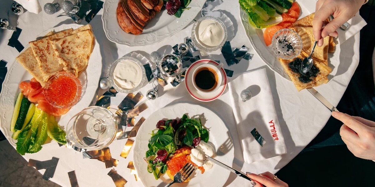 Чуррос с икрой, крабовый салат с грушей и «Гринч-бургеры»: 14 новогодних меню из ресторанов Москвы