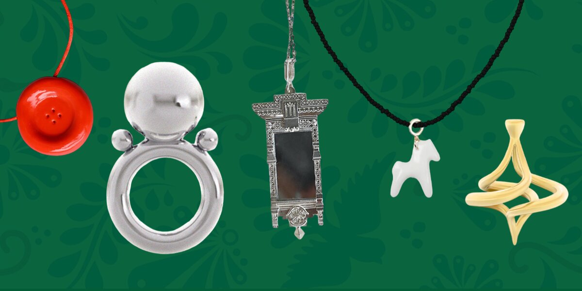 Фарфоровая лошадка, пуговица и неваляшка: ностальгические украшения у российских брендов