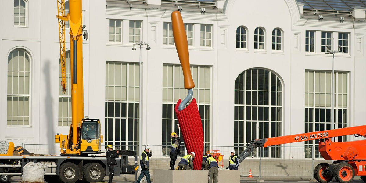 «Большую глину» на Болотной набережной сменил новый арт-объект в виде лопатки