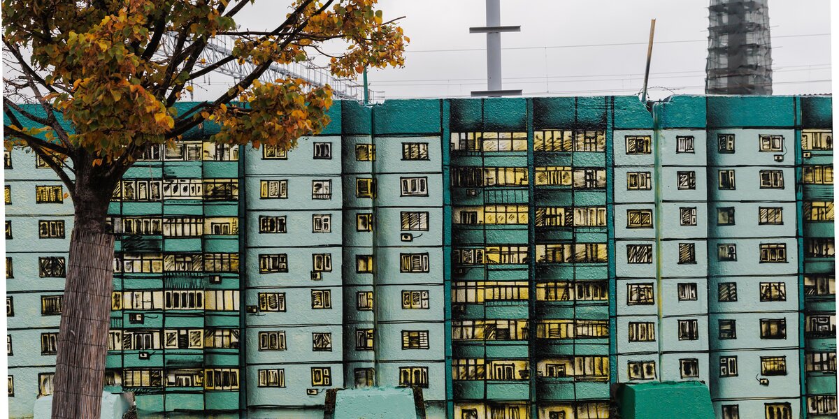 Новая выставка уличного искусства «Городская ось»: муралы с панельками и абстракциями