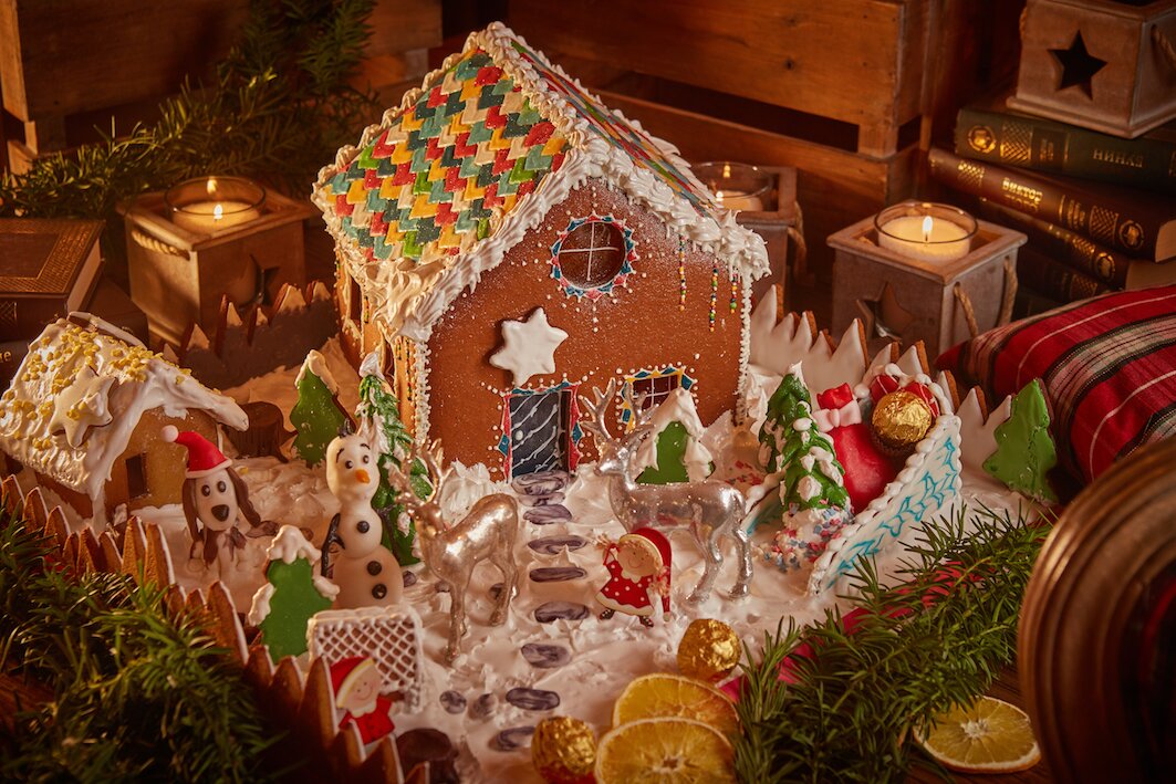 Деревня сладостей. Пряничный домик. Рождественский домик. Новогодний подарок Пряничный домик. Пряничный домик на столе.