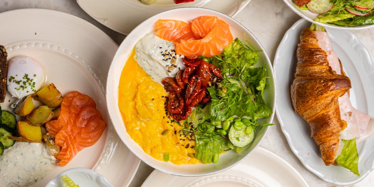 Новые завтраки в ресторанах Москвы: топ утренних меню «в стакане», со сморчками и тостами