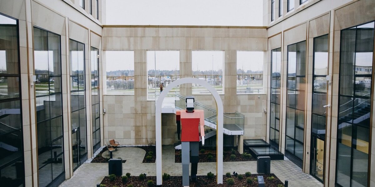 Выставка современного искусства открылась в сколковской больнице. Рассказываем, что там посмотреть