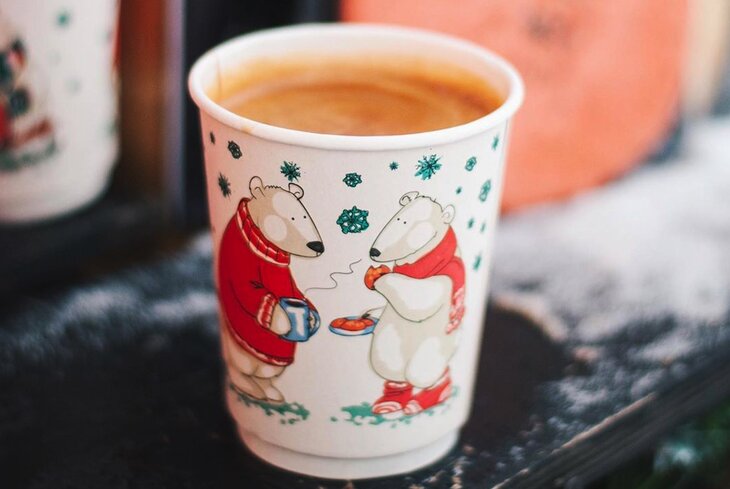 Возьми с собой: 15 красивых новогодних стаканов для кофе