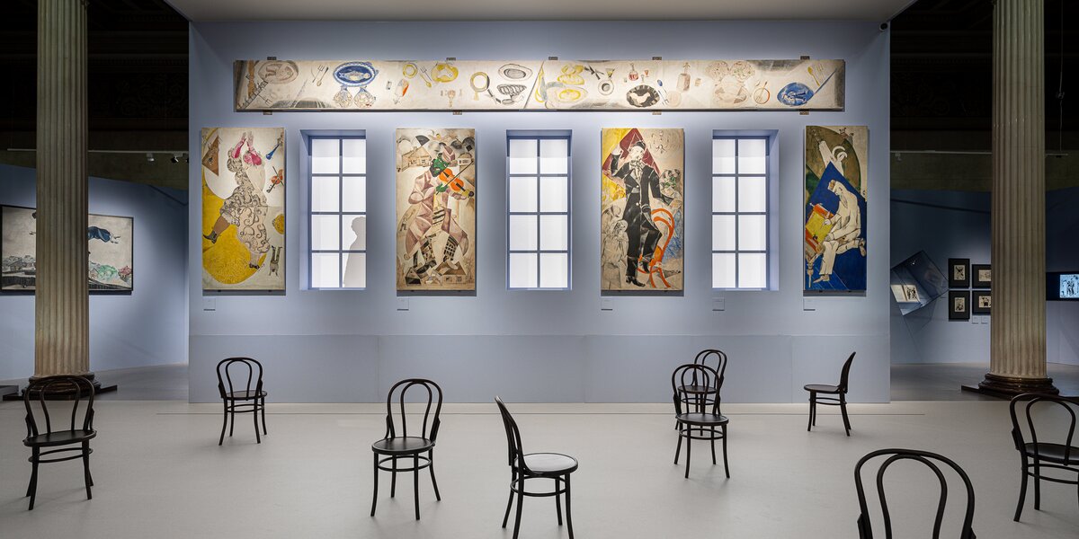 Шагал, маскарады и тысячи тюльпанов: топ-3 выставок в Москве, на которые стоит купить билет заранее