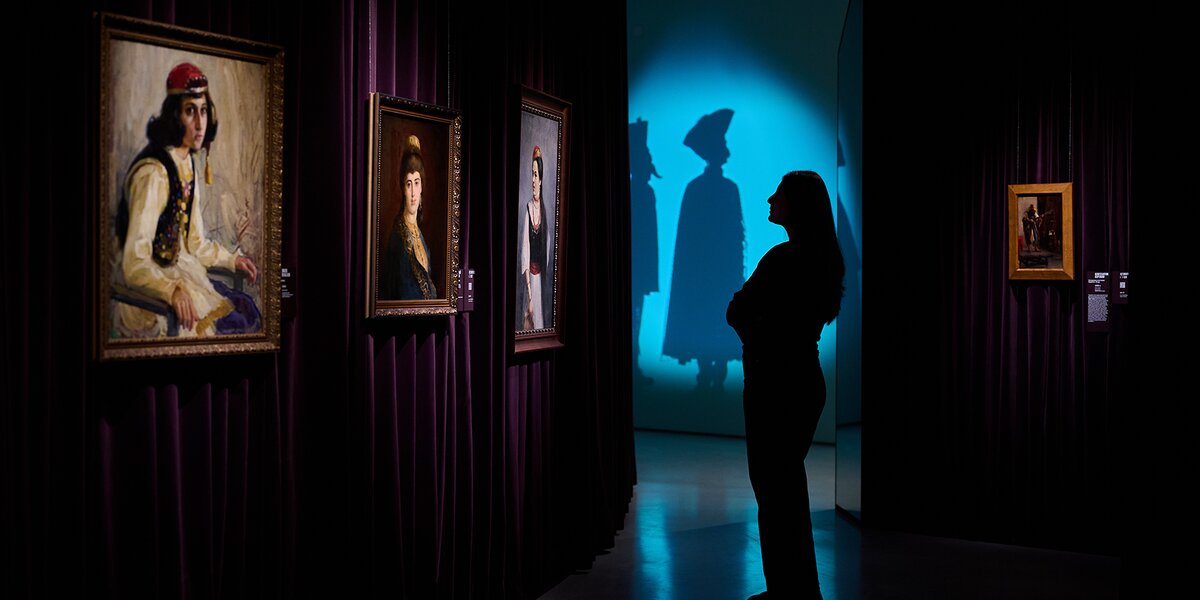 Кокошники, Арлекины и балы: топ экспонатов с новой выставки в Музее русского импрессионизма