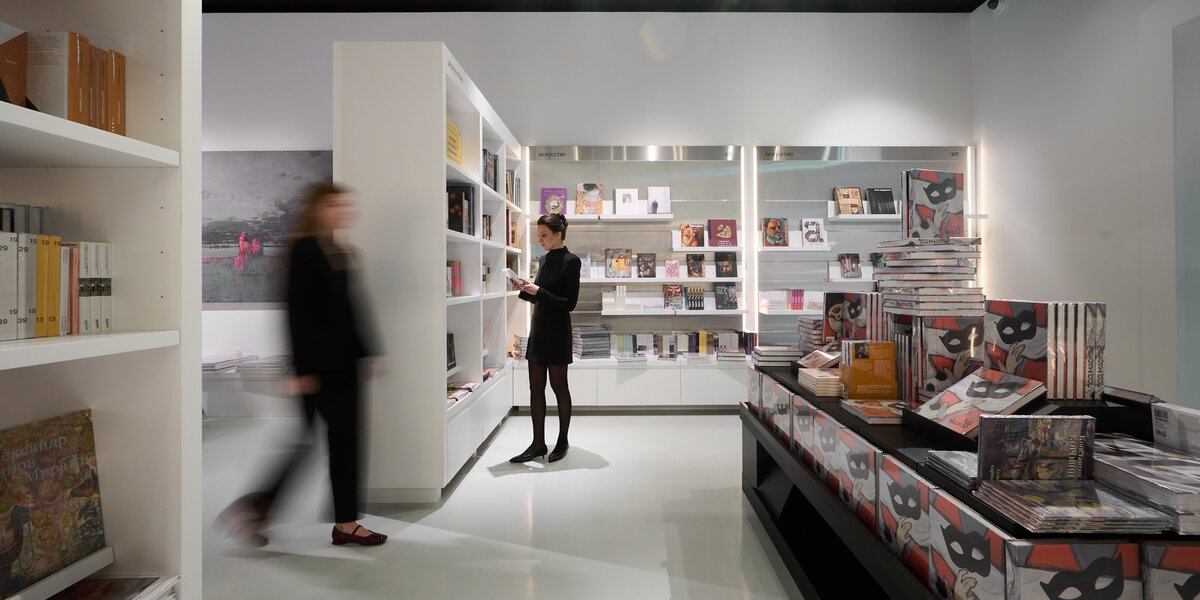 Бесконечные стеллажи и редкие издания: 7 уютных книжных магазинов в музеях Москвы