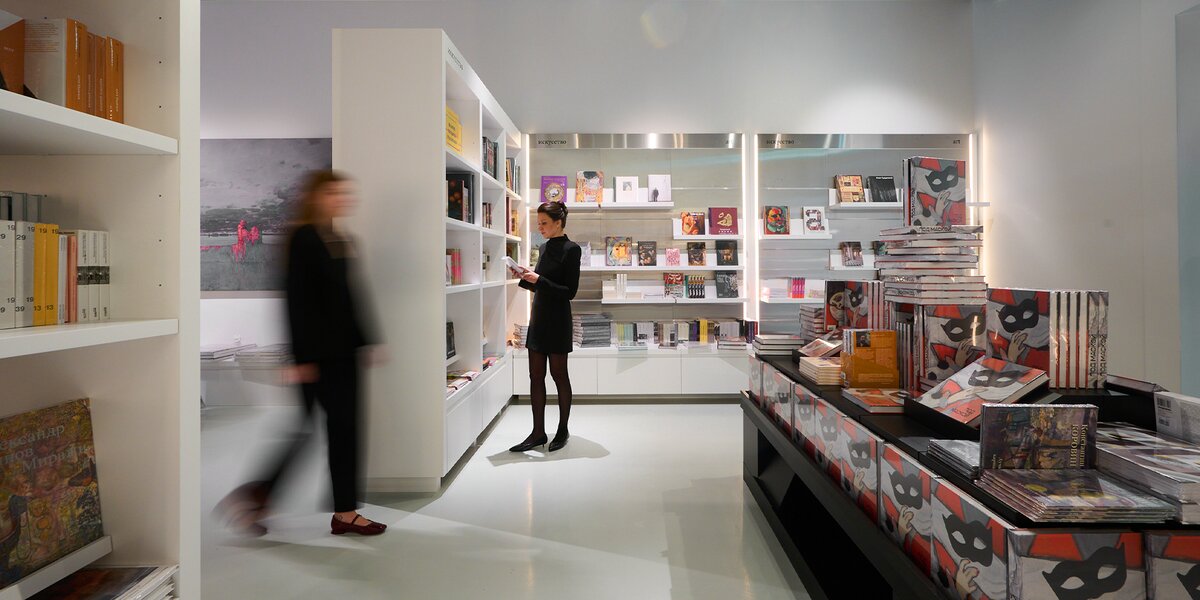 Бесконечные стеллажи и редкие издания: 7 уютных книжных магазинов в музеях Москвы