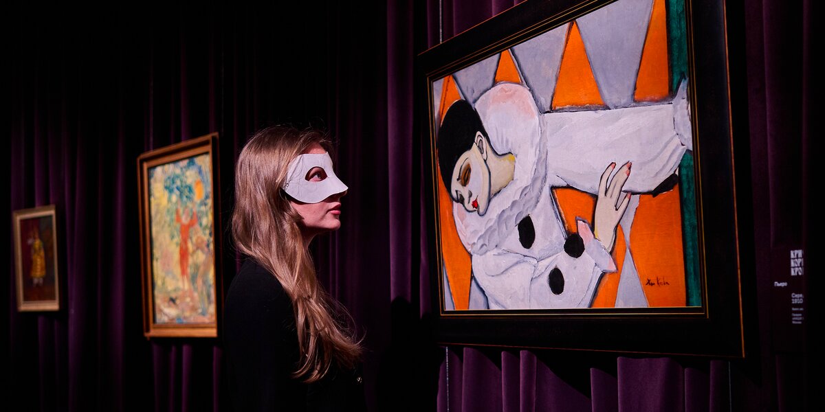 Какими были балы и маскарады в России во время Николая I? Об этом и новой выставке — в эфире «Сити»