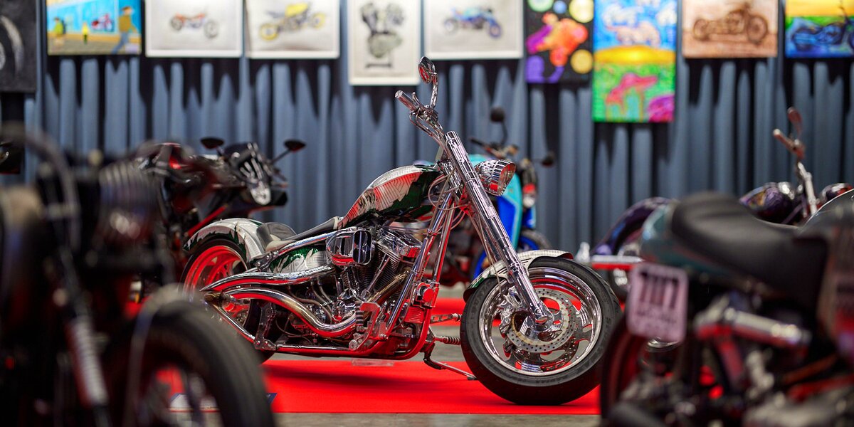 Новая выставка Музея Гаража особого назначения. Какие мотоциклы показывают в залах — в эфире «Сити»