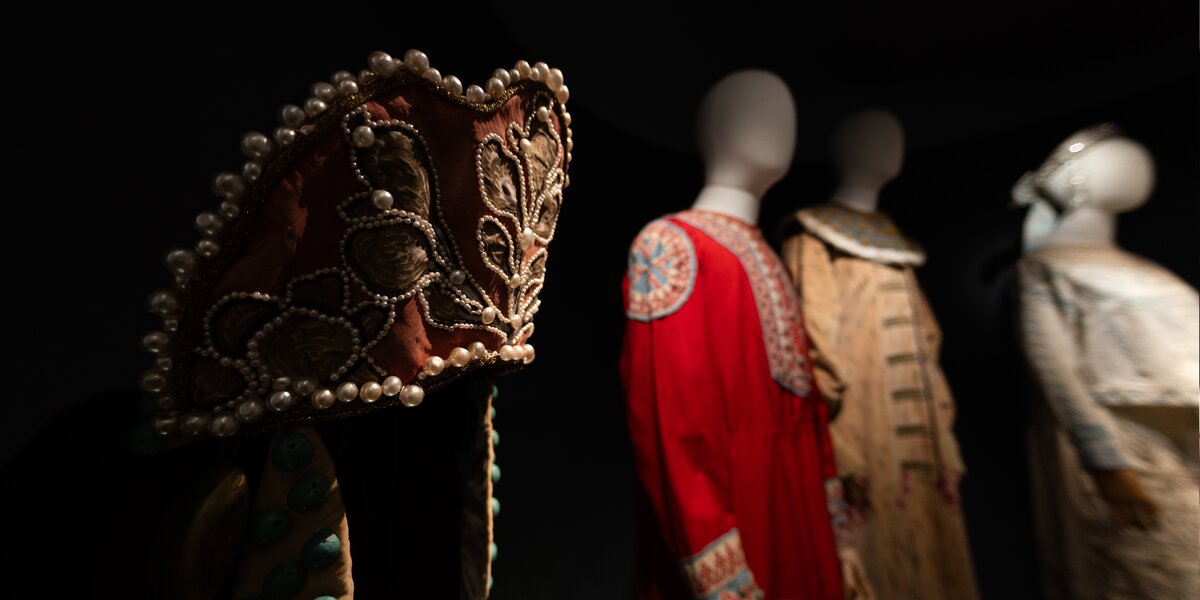 Выставка «Великолепие русского костюма»: кокошник по цене дома и еще 4 необычных объекта