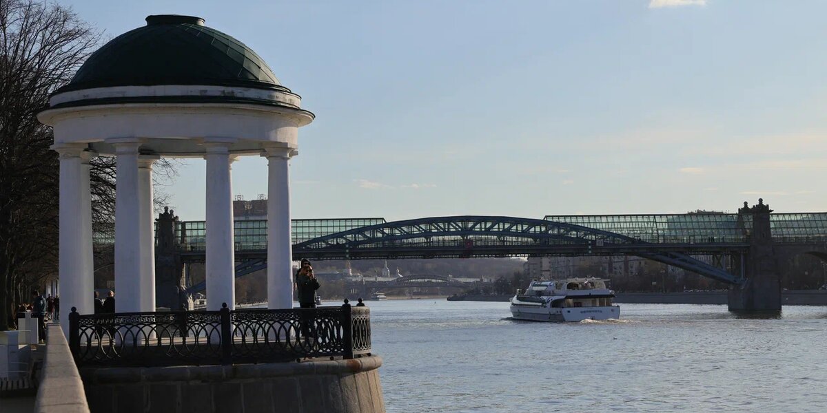 Йога, беговой клуб и смотровые площадки: какой получилась обновленная набережная Парка Горького