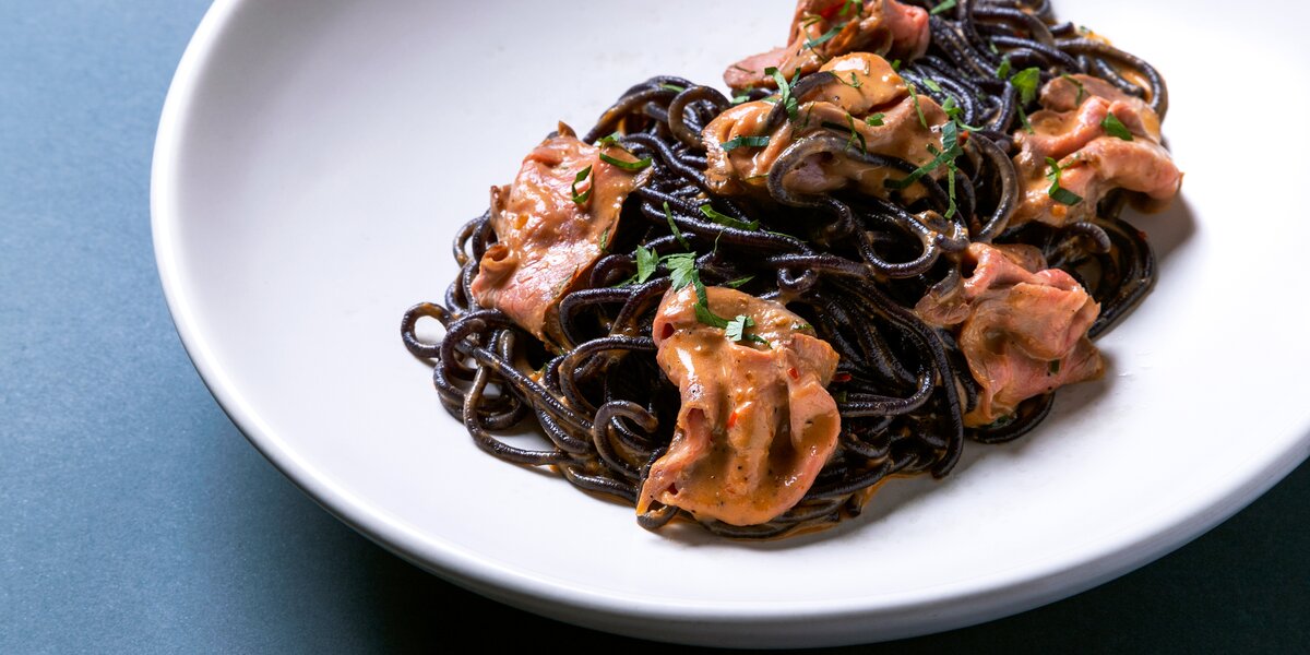Блюдо недели: черные спагетти с ростбифом и соусом «черный перец» в Farro