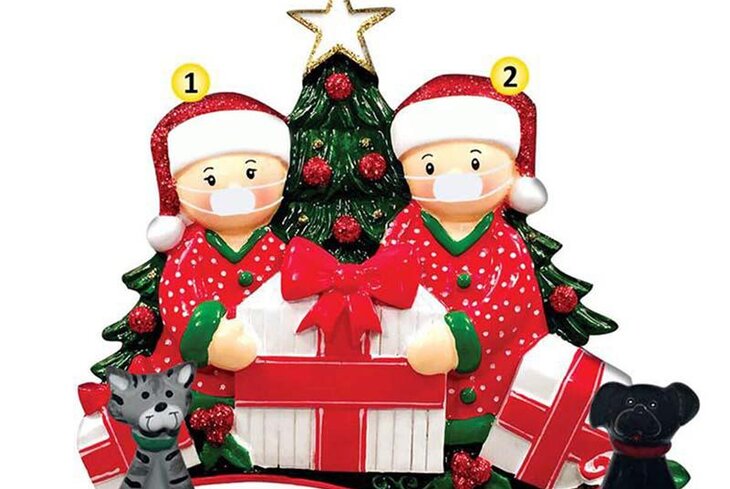 Подборка елочных игрушек эпохи коронавируса: от Деда Мороза в маске до мешка санитайзеров