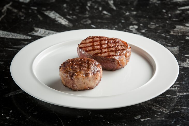 Блюдо недели: стейк из говядины «Два глаза» в Meat Dealers