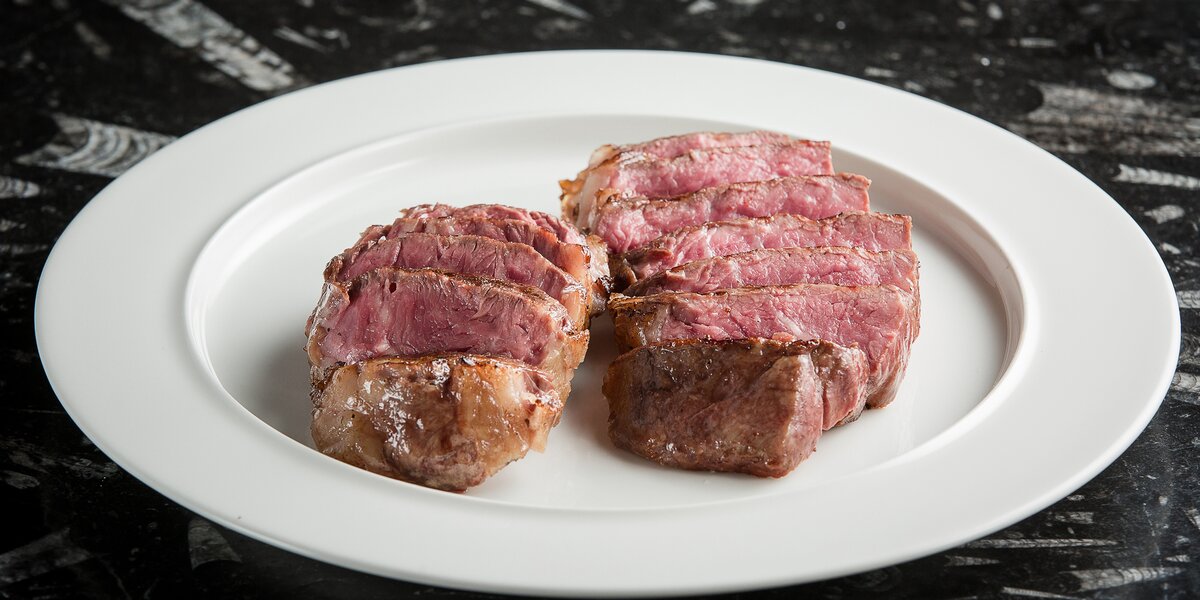 Блюдо недели: стейк из говядины «Два глаза» в Meat Dealers