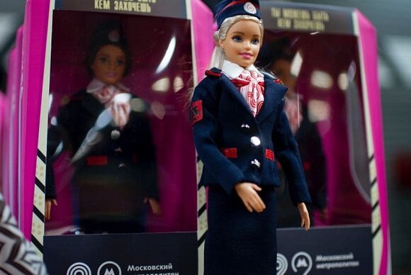 Метрополитен выпустил оригинальную куклу Barbie. Ее посвятили машинисткам электропоездов