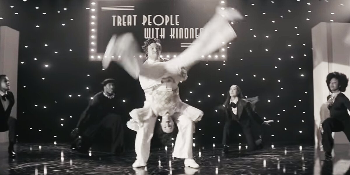 Появился новый клип Гарри Стайлса, где он отплясывает со звездой «Дряни» Фиби Уоллер-Бридж