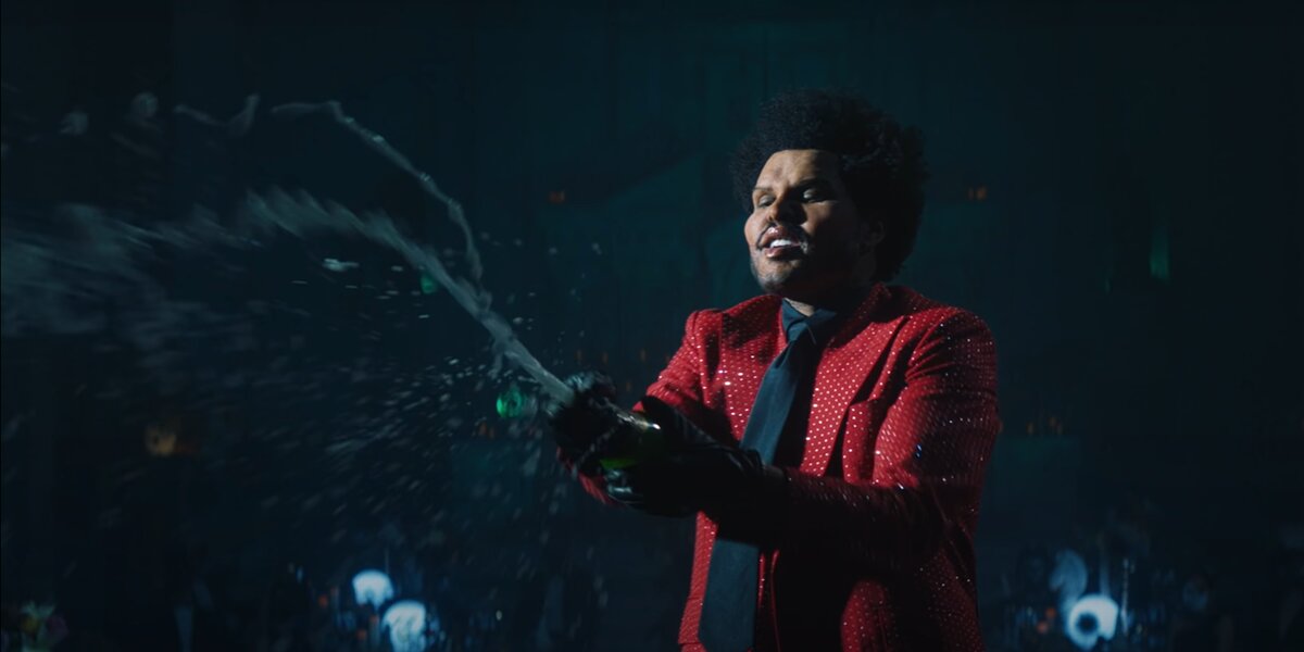The Weeknd выпустил клип Save Your Tears. В нем он с ботоксным лицом выступает в ресторане