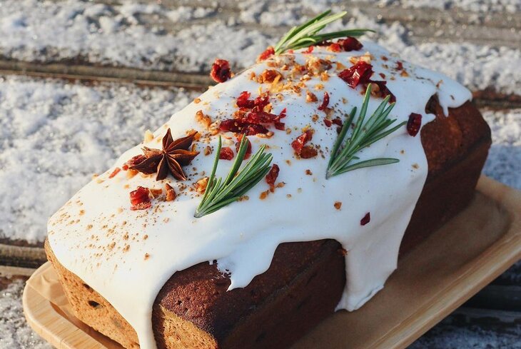 Зимние десерты Москвы: сырный пудинг, имбирный торт, ромовая баба и пирог с яблоками