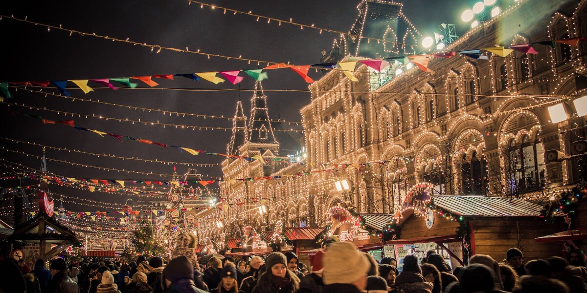 В Москве начали снимать новогодние украшения. Но световые конструкции останутся до марта