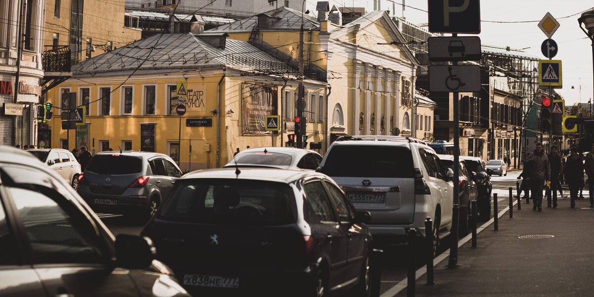Средний московский автомобилист потерял в пробках в 2020 году 200 часов
