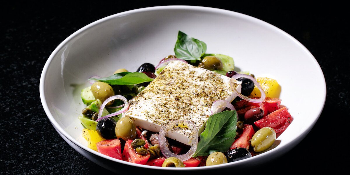 Ресторан дома: готовим греческий салат по рецепту шеф-повара «Пифагора»