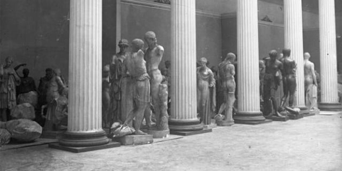 Пушкинский музей в годы войны: как сгорело панно «Афинское кладбище»