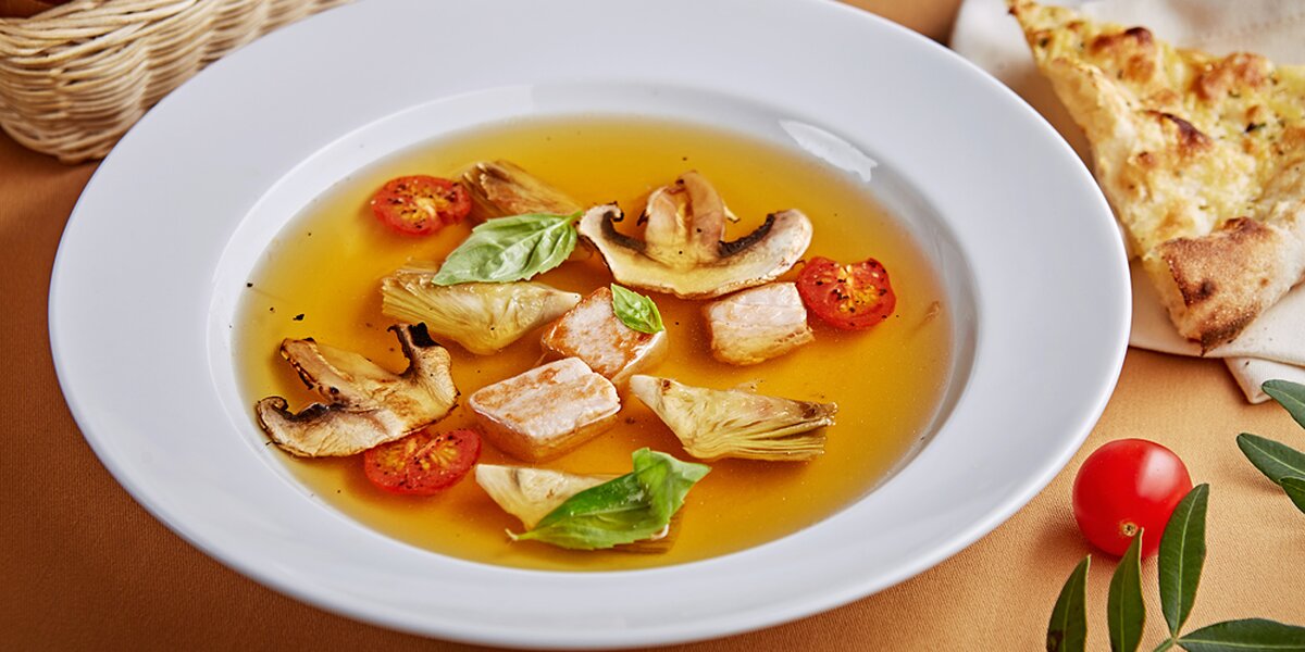 Готовим дома: томатный суп с тунцом и артишоками по рецепту шеф-повара Accenti