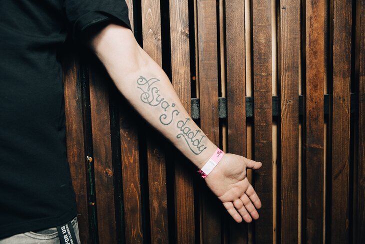 Нательная роспись: татуировки бас-гитариста группы «Куртки Кобейна»