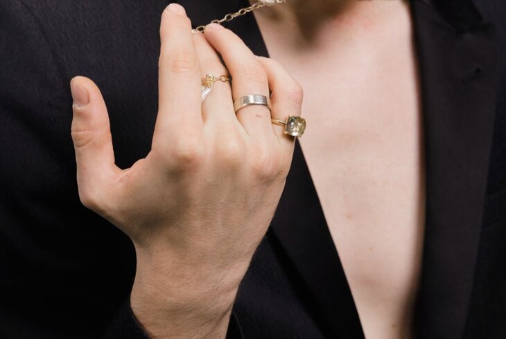 Кольца, фенечки и серьги: какие украшения носят мужчины в Москве