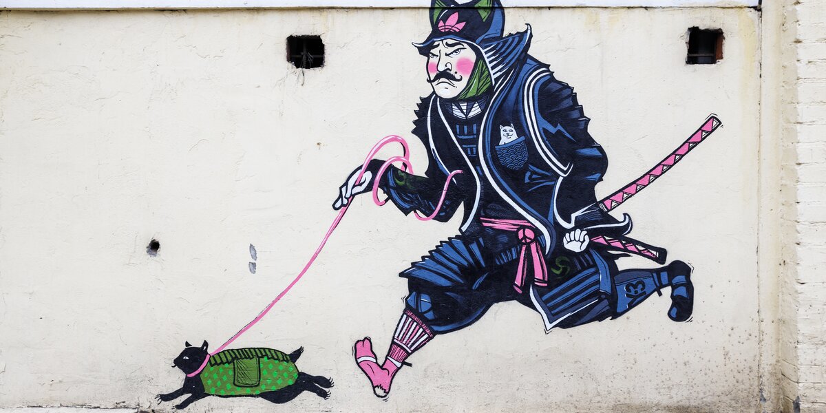 Коты-самураи и поезд на весу: 7 небанальных граффити в Москве