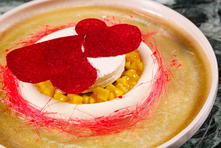 15 красивых десертов ко Дню святого Валентина из московских ресторанов