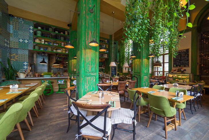 Плющ, фикусы и деревья: 7 ресторанов Москвы, где лето еще продолжается