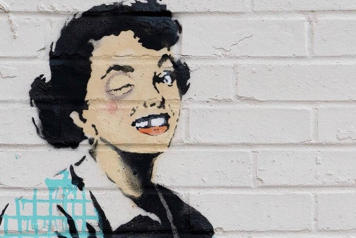 Бэнкси показал новую граффити-инсталляцию против домашнего насилия