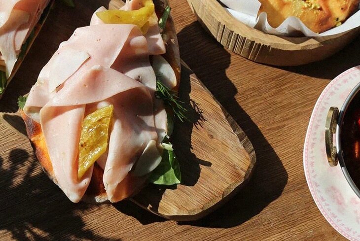 7 блюд с мортаделлой из московских ресторанов — от сэндвича до профитролей
